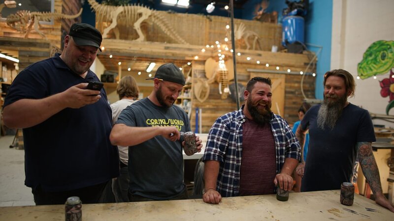 Jason, Chris, Lucas, and Tyrone all have a drink together after a long day in the workshop. – Bild: Animal Planet /​ Discovery Communications
