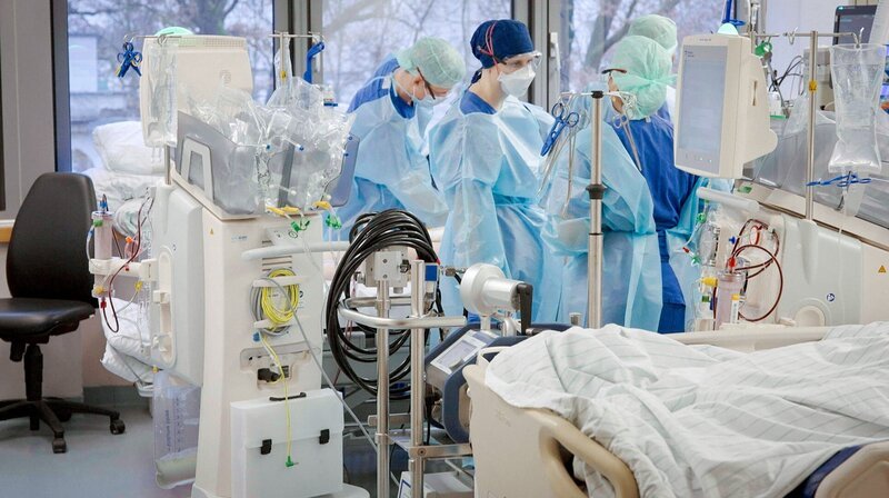 Auf dem Höhepunkt der zweiten Pandemiewelle stößt das Team der Intensiv-Station 43 täglich an die Grenzen dessen, was der Mensch vermag: Bewährte Therapien versagen und stabil geglaubte Covid-Patienten verschlechtern sich plötzlich. Immer wieder müssen die erfahrenen Ärzte und Pflegenden kapitulieren und das Unausweichliche akzeptieren. Tod und Sterben sind allgegenwärtig. – Intensivmediziner der Station 43 bei der Arbeit. – Bild: rbb/​DOCDAYS/​Carl Gierstorfer