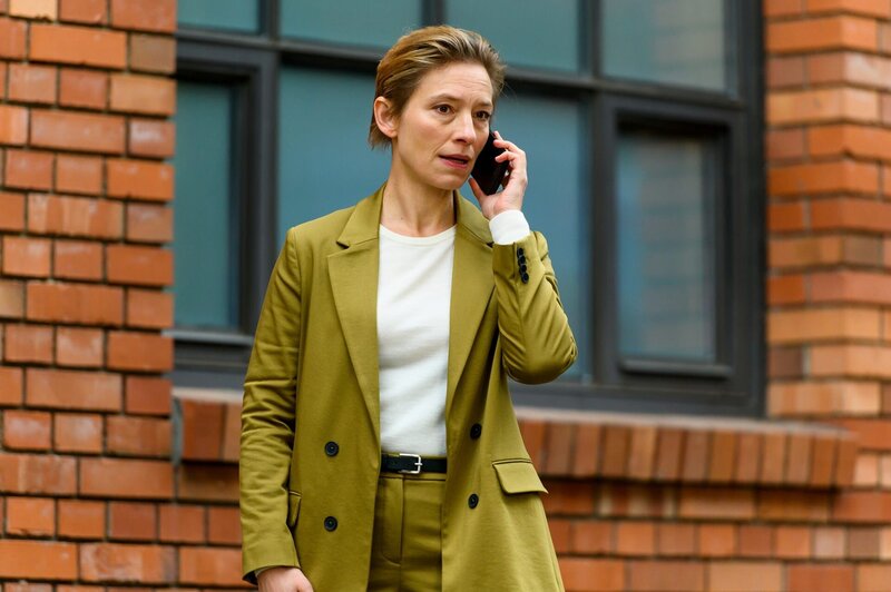 Anwältin Karin Mattissen (Sandra Borgmann) telefoniert mit ihrem Mandanten, der Verdächtiger im Mordfall ist. – Bild: Julia Feldhagen /​ ZDF Enterprises GmbH