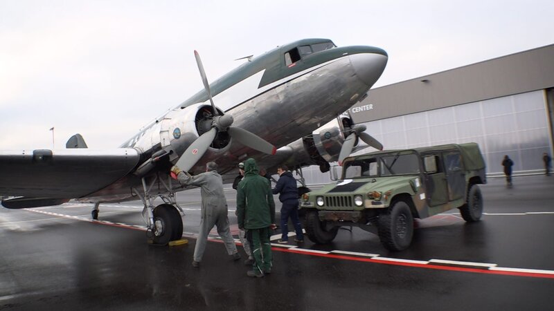 Die Douglas DC-3 der „Steel Buddies“. – Bild: Warner Bros. Discovery