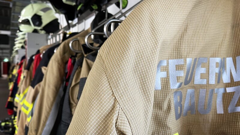 Feuerwehrmäntel. – Bild: DMAX