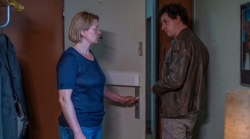 Kathi (Jördis Triebel, li.) zeigt ihrem Ex-Freund Heiko (Holger Bülow, re.) die Tür. – Bild: ARD Degeto Fim/​UFA Fiction GmbH/​Oliver Vaccaro
