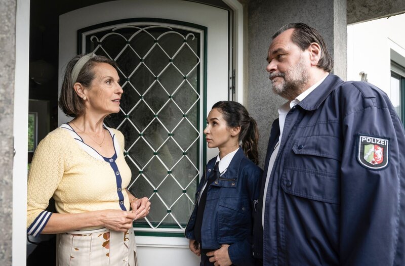 Arda (Yasemin Cetinkaya, M.) und Jäger (Markus John, r.) sind erneut bei Therese la Fortune (Caroline Schreiber, l.). – Bild: ARD/​Martin Valentin Menke