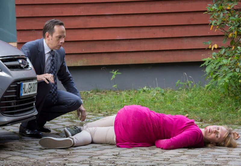 Dr. Alexander Henglooten (Moritz Lindbergh, l.) hat Ute Schorn (Esther Roling, r.), die Betreuerin seines Sohnes Thorben überfahren. – Bild: NDR/​ARD/​Georges Pauly