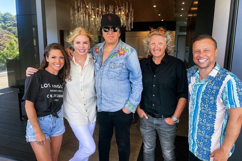 Viola Tami (l.) und Jan Fitze (r.) zu Besuch bei KISS-Rockstar Gene Simmons (3.v.l.) mit Frau Shannon (2.v.l.) und Architekt Roger Kurath (2.v.r.) – Bild: SRF