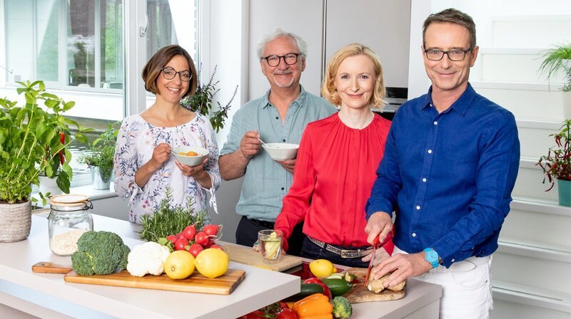 Silja Schäfer, Jörn Klasen, Anne Fleck und Matthias Riedl beraten gemeinsam die richtigen Konzepte für ihre Schützlinge. – Bild: NDR/​nonfictionplanet/​ZS Verlag/​Claudia Timmann