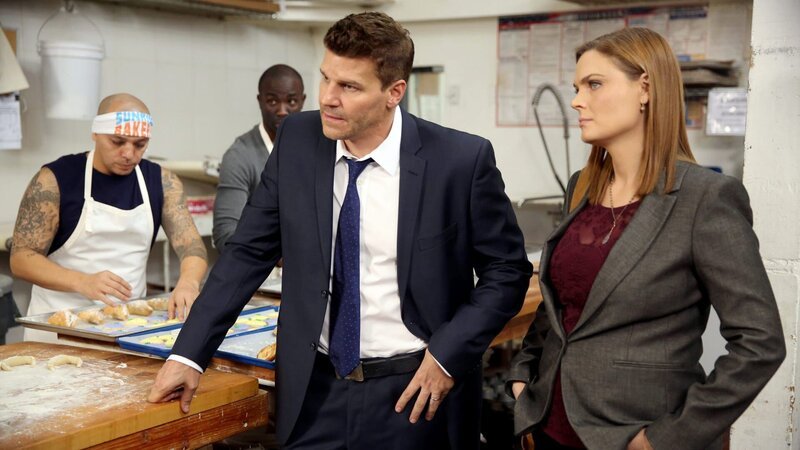 BONES: Booth (David Boreanaz, L) and Brennan (Emily Deschanel, R) investigate a local bakery known for employing former felons in the „The Baker In The Bits“ episode of BONES airing Thursday, April 9 (8:00–9:00 PM ET/​PT) on FOX. ©2015 Fox Broadcasting Co. Cr: Jordin Althaus/​FOX – Bild: Unknown