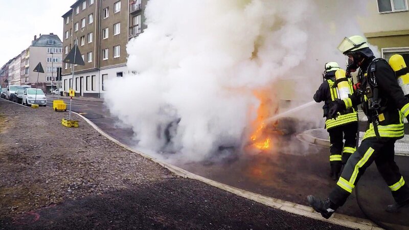 In Düsseldorf steht mitten auf der Straße ein Auto in Flammen. – Bild: DMAX