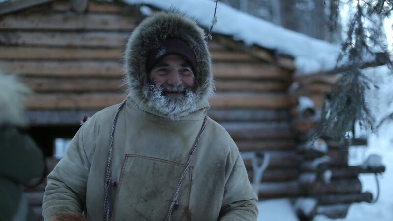 Heimo Korth outside cabin preparing to hunt for moose on snow mobile. – Bild: Animal Planet /​ Photobank 34478_ep206_003 /​ Discovery Communications