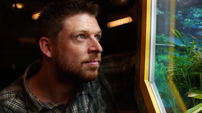 Chance watches a lizard inhabitant in one of the team’s builds. – Bild: Animal Planet /​ Discovery Communications