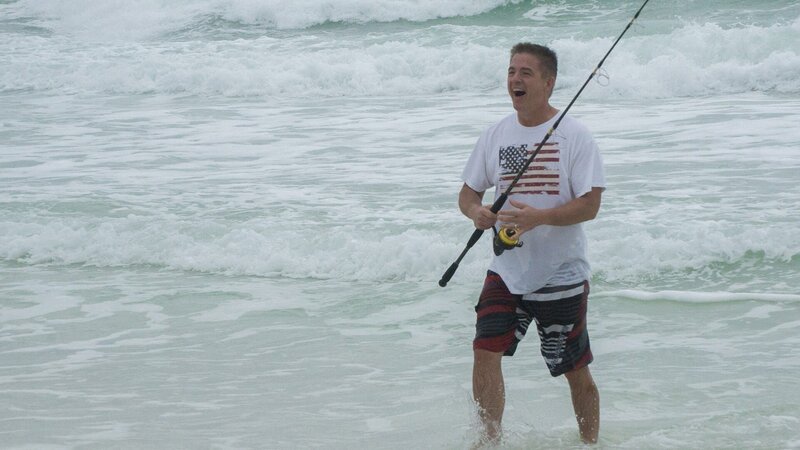 Homebuyer Tim laughs after a being knocked around by a big wave, as seen on HGTV’s Beach Hunters. – Bild: 2017,HGTV/​Scripps Networks, LLC. All Rights Reserved