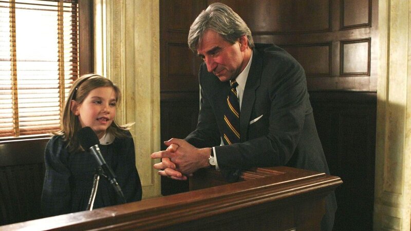 Sophie Winslow (Olivia Crocicchia) ist eine wichtige Zeugin im Prozess um den Mord an ihrer Adoptivmutter und muss vor Gericht erscheinen. Einfühlsam beginnt Staatsanwalt McCoy (Sam Waterston) mit der Befragung. – Bild: RTL/​NBC Universal/​PK