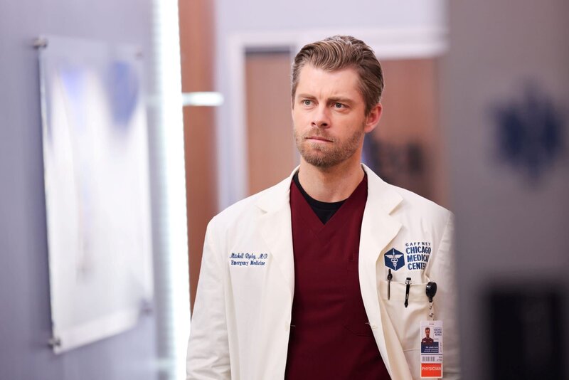 Luke Mitchell als Dr. Mitch Ripley – Bild: George Burns Jr/​NBC /​ Episodic /​ Die Verwendung ist nur bei redaktioneller Berichterstattung im Rahmen einer Programmankündigung ab 2 Monate vor der ersten Auss /​ © 2024 Universal Television LLC. All Rights Reserved.