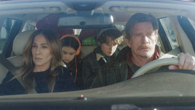 On left: Frances (Sarah Jessica Parker), Lila (Sterling Jerins), Tom (Charlie Kilgore), Robert (Thomas Haden Church). – Bild: Home Box Office, Inc.
