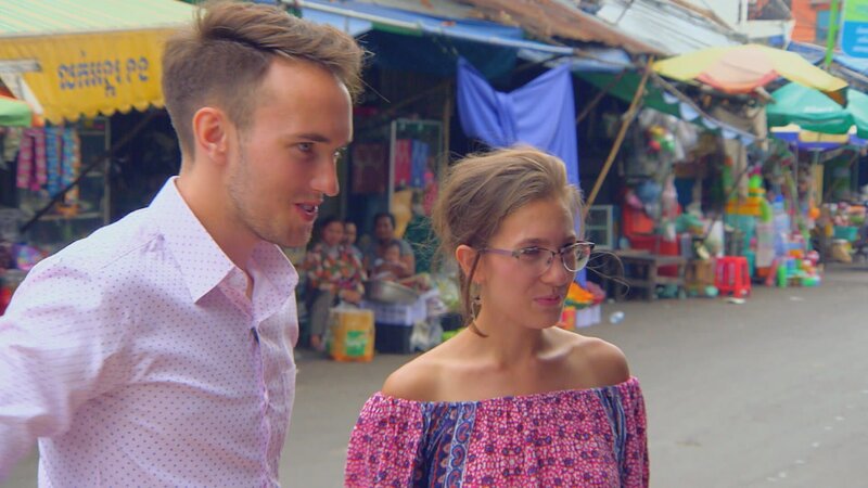 Tristin und Dylan aus Helena, Montana, sind frisch verheiratet und kennen sich seit der High-School. Da beide ihre Heimat bisher kaum verlassen haben, wollen sie nach Südostasien auswandern. Ihr Wahl fällt auf Phnom Penh, da hier beide Jobangebote an einer Schule bekommen. Außerdem hat Kambodschas quirlige Hauptstadt viele Sehenswürdigkeiten, exotischen Flair und niedrige Kosten. – Bild: HGTV