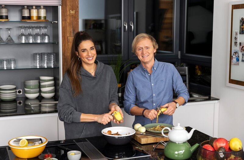 Heute taucht Pierre in eine andere Welt ein – und zwar in Sallys Welt. Durch den gleichnamigen YouTube-Kanal wurde Sally Özcan zur erfolgreichsten YouTuberin Deutschlands im Bereich Kochen und Backen. – Bild: SWR/​Encanto