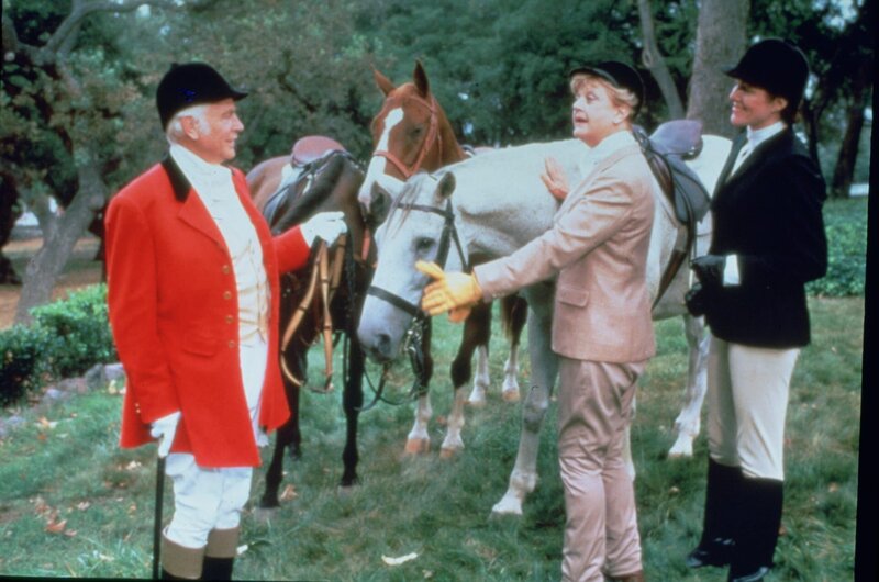 Jessica (Angela Lansbury, M.) besucht ihre Nichte Abby Freestone, die auf einem Landsitz in England lebt. An Denton Langleys achtzigsten Geburtstag wird eine große Jagd veranstaltet und Jessica lernt die ganze Familie kennen. – Bild: AXN Crime