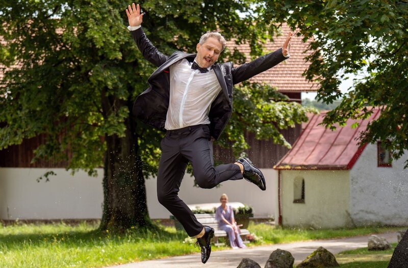 Greta (Laura Osswald, h.M.) hat einen Magic Moment, als sie Miro (Pablo Sprungala, v.M.) gelöst die Straße entlang tänzeln sieht. – Bild: ARD/​WDR/​Thomas Neumeier