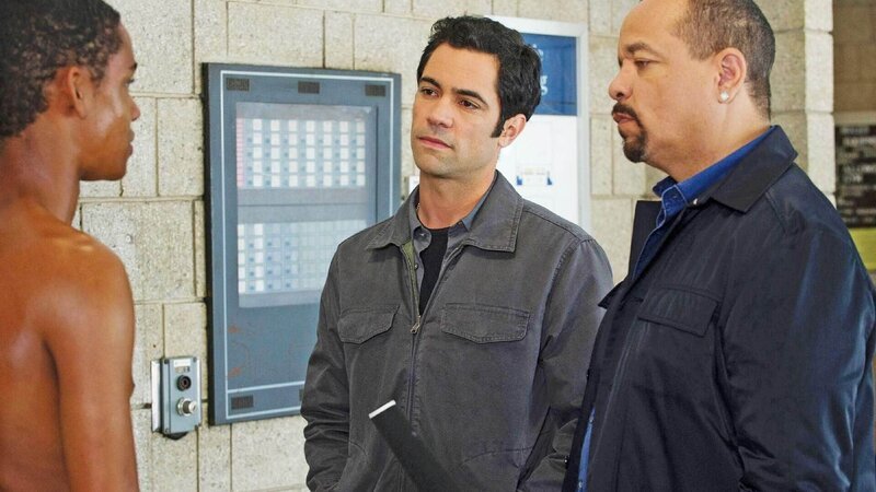 Die Detectives Nick Amaro (Danny Pino, M.) und „Fin“ Tutuola (Ice-T, r.) befragen einen Sportler (Darsteller nicht zu ermitteln). Doch niemand will etwas von den sexuellen Übergriffen ihres Coaches gewusst haben … – Bild: TVNOW /​ Universal