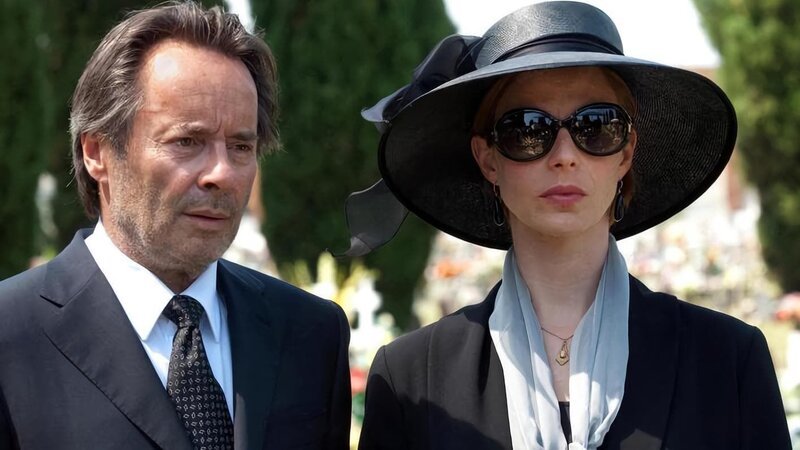 Commissario Brunetti und seine Frau Paola trauern um Brunettis Mutter. – Bild: ARD Degeto/​Nicolas Maack