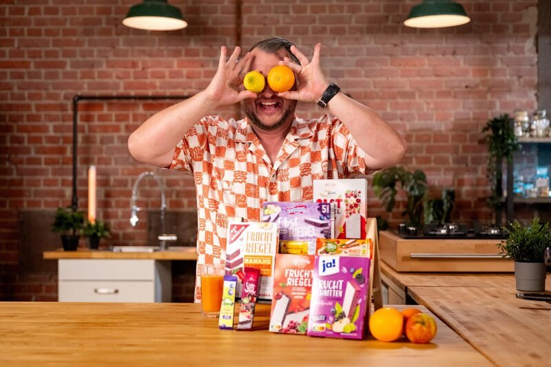 Produktentwickler Sebastian Lege deckt auf, welche faulen Früchtchen die Lebensmittelindustrie auf unseren Frühstückstisch mogelt. – Bild: ZDF und Lars Döring