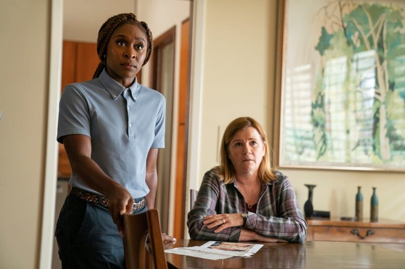 L-R: Holly Gibney (Cynthia Erivo) and Jeannie Anderson (Mare Winningham) – Bild: Bob Mahoney /​ Die Verwendung ist nur bei redak /​ HBO /​ © Home Box Office, Inc. All rights reserved. HBO® and all related programs are the property of Home Box Office, Inc