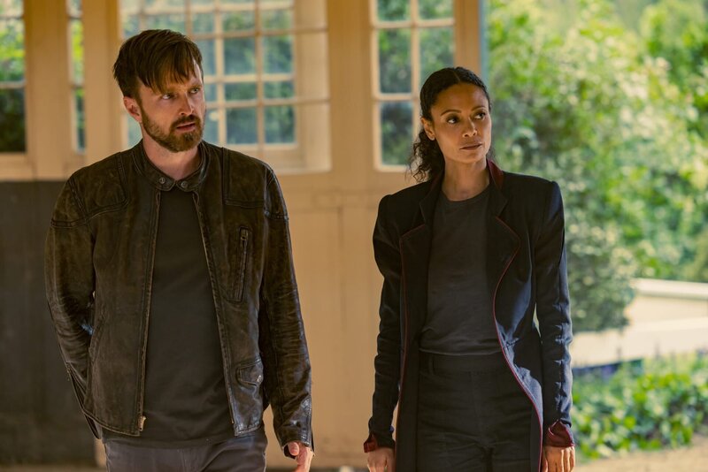 Maeve Millay (Thandiwe Newton) und Caleb Nichols (Aaron Paul) – Bild: Warner /​ Die Verwendung ist nur bei redaktioneller Berichterstattung im Rahmen einer Programmankündigung ab 2 Monate vor der ersten Auss /​ © 2021 Home Box Office, Inc. All rights reserved. HBO® and all related programs are the property  …