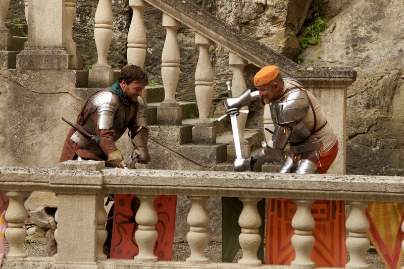 Der Mittelalterverein Wolfswinter veranstaltet Schaukämpfe. (v.l.n.r.: Thomas Wielking (Wolfgang Cerny), Komparse)). „SOKO Wien – Ritterschlag“: Schmied Thomas im Schaukampf. – Bild: Bavaria Media GmbH /​ ZDF /​ Stefan Haring