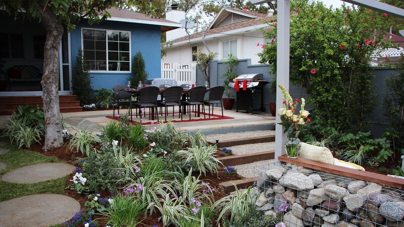 Landschaftsdesignerin Sara kümmert sich heute um den Garten von Vartan und Susie. Es entsteht eine einladende Grünfläche mit einem gemütlichen Lounge-Bereich. Die Kinder dürfen sich in einer geräumigen Spielecke austoben und im hinteren Teil des Gartens blühen die Beete. – Bild: HGTV