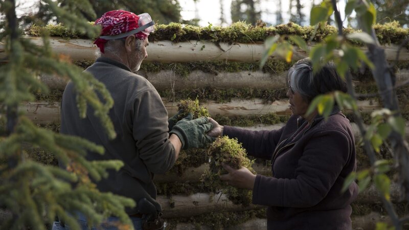 Heimo and Edna working on their cabin. – Bild: Animal Planet /​ Discovery Communications