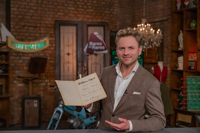 Willi Gabalier posiert für ein Foto mit dem Objekt "Handschriftliches Manuskript von Peter Rosegger". – Bild: ServusTV / Thomas Salamonski Willi Gabalier posiert für ein Foto mit dem Objekt "Handschriftliches Manuskript von Peter Rosegger". – Bild: ServusTV / Thomas Salamonski