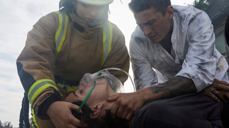 Olli (Fabien Tietjen, re.) und Jasmin (Alina Hidić, li.) führen Tommi (Marven Gabriel Suarez-Brinkert, Mitte) Sauerstoff zu. – Bild: ARD Degeto/​Andrea Küppers