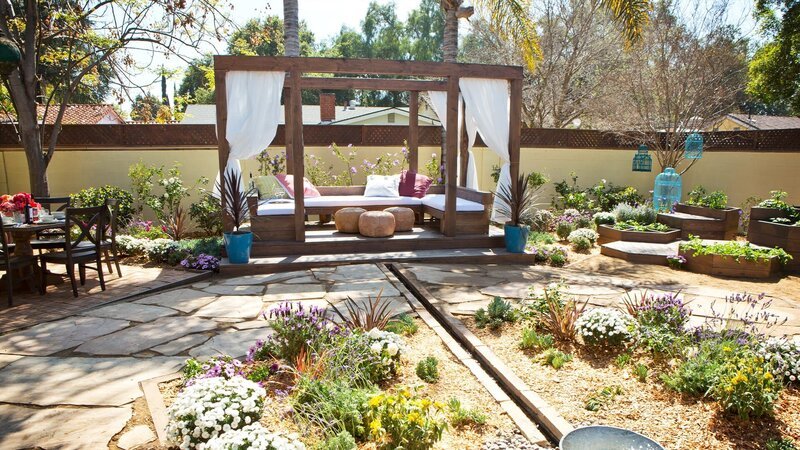 Der Garten von Danielle und Eddie besteht aus viel Unkraut und willkürlich aufgestellten Topflanzen. Landschaftsdesignerin Sara legt einen kleinen Bach an, stellt einen Brunnen auf und sorgt dank einer Outdoor-Lounge für gemütliche Abende im Grünen. – Bild: HGTV