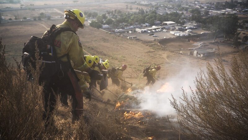 Die Mitarbeiter von Riverside blicken auf das Jurupa Valley, um sich zu vergewissern, dass das Buschfeuer gelöscht worden ist. – Bild: Warner Bros. Discovery