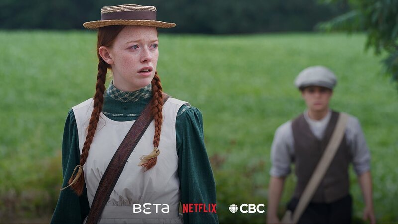 Ann Shirley-Cuthbert (Amybeth McNulty) mit Gilbert Blythe (Lucas Zumann)  Commissioned by CBC Verwendung nur mit Logos und in Verbindung mit der Programmkommunikation. Jede andere Nutzung ist streng untersagt.   Originalbezeichnung: 2_AWAE3_EP308_DAY08_KW_0189 – Bild: @Bibel TV