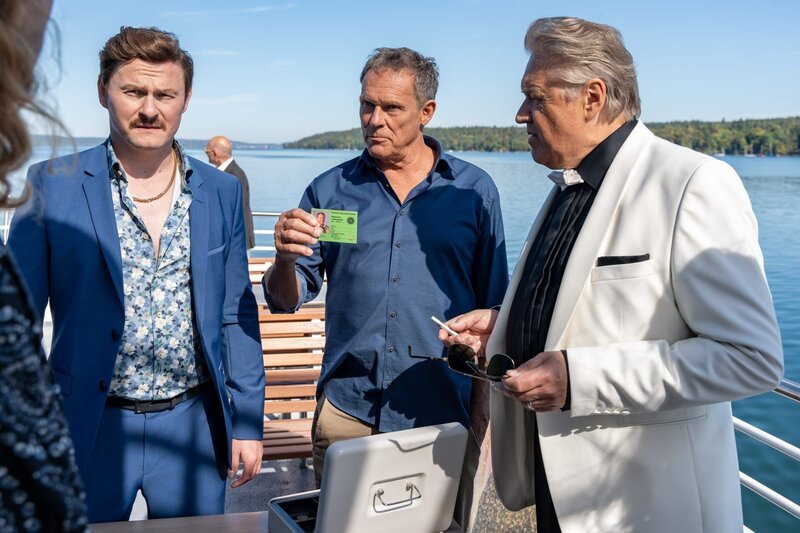 Hubert (Christian Tramitz, M.) und Girwidz (Michael Brander, r.) geben sich vor Siggi Prechtl (Shenja Lacher, l.) als Polizisten zu erkennen. – Bild: ServusTV