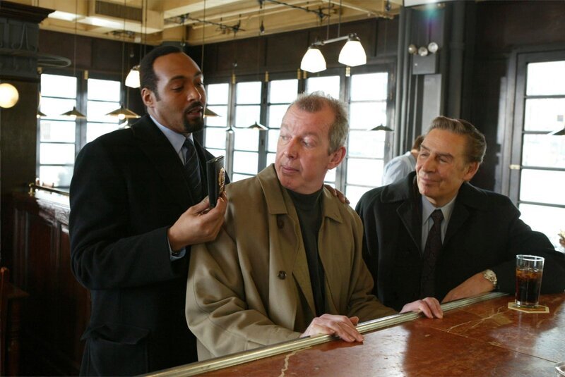Law & Order „HOUSE CALLS“ (L-R) Jesse L. Martin, Jonathan Hogan (Dr. Heinz), Jerry Orbach. Photographer: Will Hart – Bild: Universal Network Television, LLC