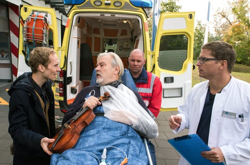 Dr. Elias Bähr (Stefan Ruppe, r.) nimmt den Instrumentenbauer Hartmut Hoffmann (Andreas Leupold, M. mit Komparse, h.) im Johannes-Thal-Klinikum auf. Er ist in Begleitung seines Sohnes Lenny (Manuel Zschunke, l.). – Bild: NDR/​ARD/​Jens Ulrich Koch