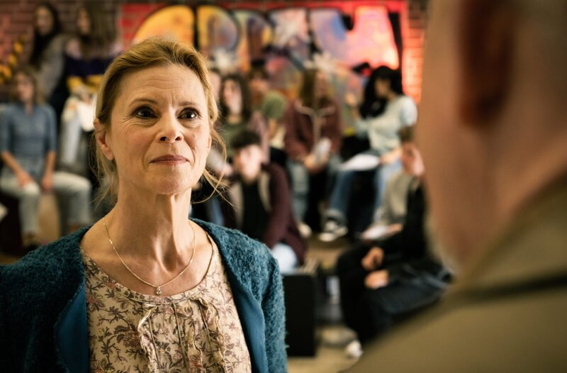 Früher war Mariella Rosanelli (Leslie Malton) ein bekannter Schlagerstar. Jetzt widmet sie sich ganz ihrem Herzensprojekt, das Jugendzentrum „Kids4Care“. Doch warum ermittelt jetzt die Polizei in ihrer Einrichtung? – Bild: WDR/​Bavaria Fiction GmbH/​Martin Valentin Menke