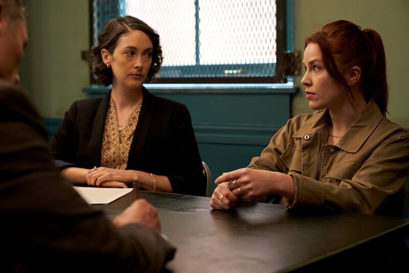 LAW & ORDER -- „Camouflage“ Episode 22001 -- Pictured: (l-r) Helen Cespedes as Attorney Mendez, Tru Collins as Jessica Farrell -- (Photo by: Michael Greenberg/​NBC) – Bild: NBC /​ Die Verwendung ist nur bei redaktioneller Berichterstattung im Rahmen einer Programmankündigung ab 2 Monate vor der ersten Auss /​ © 2022 Universal Television LLC. All Rights Reserved.