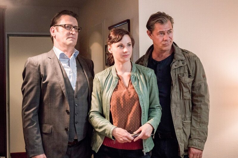 Finn (Sven Martinek, r.), Lars (Ingo Naujoks, l.) und Nina Weiss (Julia Schäfle, M.) – Bild: ORF/​ONE GATE/​ARD/​Gordon Timpen