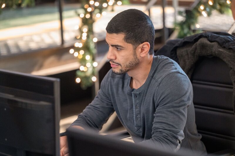 Rick Gonzalez as Detective Bobby Reyes – Bild: NBC /​ Die Verwendung ist nur bei redaktioneller Berichterstattung im Rahmen einer Programmankündigung ab 2 Monate vor der ersten Auss /​ © 2022 Universal Television LLC. ALL RIGHTS RESERVED.