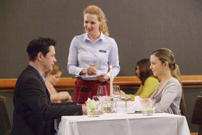 Philipp Brentano (Thomas Koch, links) überrascht seine Frau Arzu Ritter (Arzu Bazman, rechts) mit einem romantischen Wochenende, um endlich mal wieder Zeit miteinander zu verbringen. Der Auftakt ist ein Restaurantbesuch. Die Kellnerin Maja Nowak (Anja Schiffel) sorgt dafür, dass die beiden sich wohl fühlen. – Bild: MDR/​Saxonia Media/​Wernicke