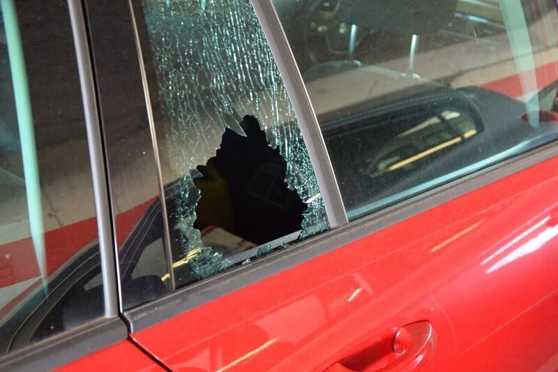 Fahndungsfoto von einem von Jugendlichen beschädigten Auto – Bild: LKA Niederösterreich