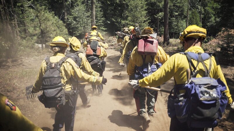 Feuerwehrmänner. – Bild: Warner Bros. Discovery