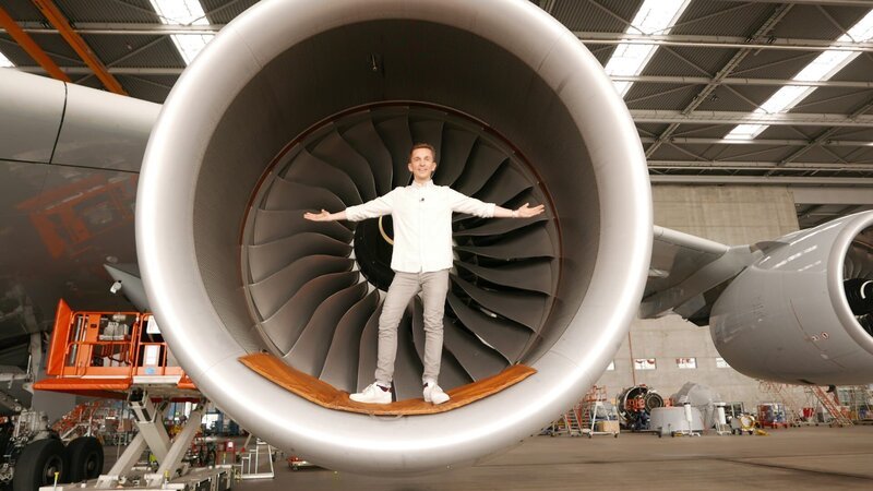 Vier riesige Triebwerke liefern den Schub für das größte Passagierflugzeug der Welt. Am Frankfurter Flughafen erfährt „PUR+“ Moderator Eric, wie der Auftrieb bei der A380 entsteht. – Bild: ZDF/​Sandra Palm