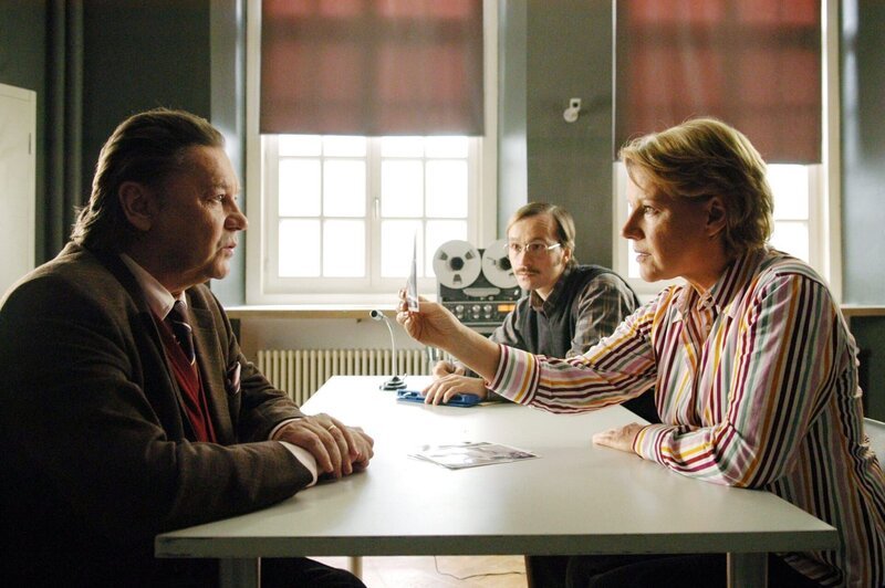 (v.li.): Helmut Berger (Fabian Plessen), Thomas Darchinger (Klaus Degenhardt), Mariele Millowitsch (Mona Seiler). – Bild: ORF/​RTL