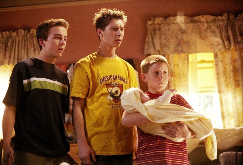 Fürsorglich kümmern sich Malcolm (Frankie Muniz, l.), Reese (Justin Berfield, M.) und Dewey (Erik Per Sullivan, r.) um das neue Geschwisterchen … – Bild: ORF/​©Twentieth Century Fox Film Corporation