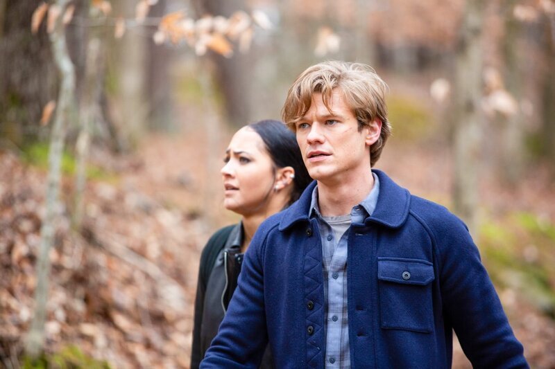 Riley Davis (Tristin Mays, l.); Angus MacGyver (Lucas Till, r.) – Bild: ORF/​PRO7/​CBS/​Nathan Bolster
