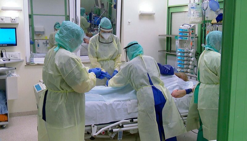 Coronapandemie, März 2020: Auf der Intensivstation wird eine Covid-Patientin künstlich beatmet. Sie liegt auf dem Bauch, um die Lunge zu entlasten. – Bild: WDR